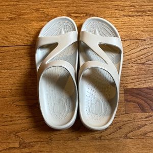 Cream/tan Hounds sandals size 7/8. About 1 1/2 inch heel